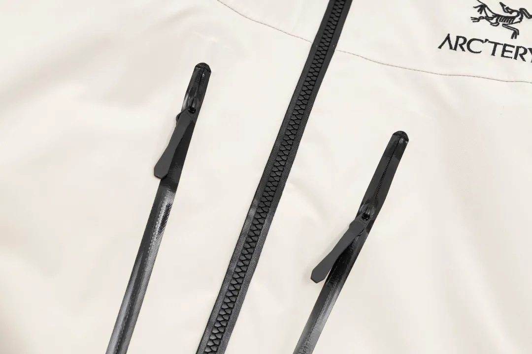 ALPHA sv ｜ ， 。 ， ， ， 。 alpha sv ， ， ， ， 。 6 ，gtx ， ， 。 sv Series～ ， 。 ARC'TERYX Alpha SV/VR 24k GTX ️ ， ，Quality ， ， ， ， ！ ， Versatile ， 3D ，Tri-Durance ， NM 00d-X 3LGORE-TEX Pro ISO 90(ISO 4) Breathable ， Breathable， 。 ，Water Tight RS 。Alpha SV ， Storm Hood ， ， 。 ，VISLON ， Velcro ， Zip-in， Classic ， ， Aplha Series ， ， ！ Color： Gold Size：S M L XL XXL XXXL